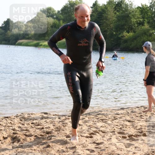 15.06.2025 - 27. Vierlanden-Triathlon Lena Gebhardt http://msf.ph/oto/8044863 15.06.2025 08:37:15 Schwimmen 187 meine-sportfotos.de