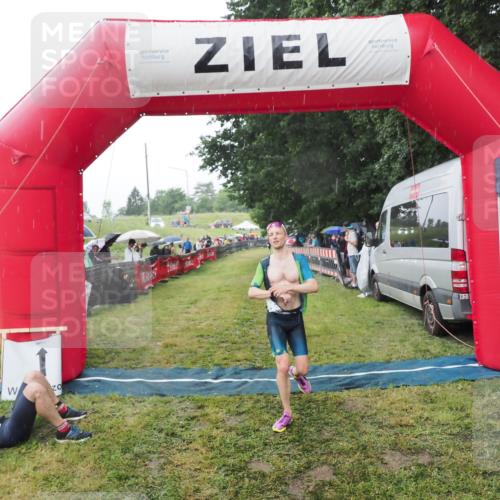 21.06.2025 - 27. Vierlanden-Triathlon MichiJ http://msf.ph/oto/8044864 15.06.2026 13:49:54 Ziel 1138, 1146 meine-sportfotos.de