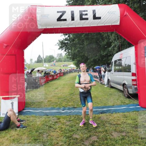 21.06.2025 - 27. Vierlanden-Triathlon MichiJ http://msf.ph/oto/8044866 15.06.2026 13:49:55 Ziel 1138, 1146 meine-sportfotos.de