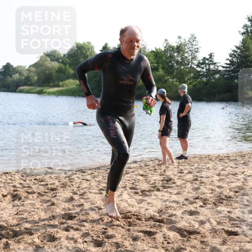 15.06.2025 - 27. Vierlanden-Triathlon Lena Gebhardt http://msf.ph/oto/8044867 15.06.2025 08:37:15 Schwimmen 187 meine-sportfotos.de