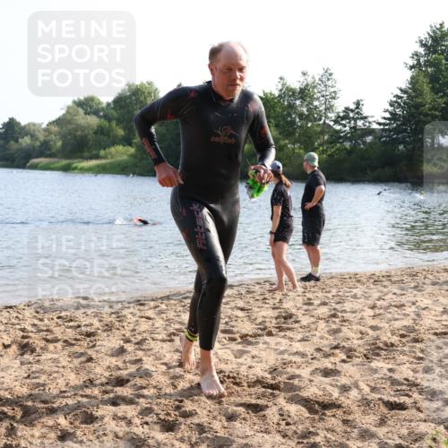 15.06.2025 - 27. Vierlanden-Triathlon Lena Gebhardt http://msf.ph/oto/8044871 15.06.2025 08:37:15 Schwimmen 187 meine-sportfotos.de