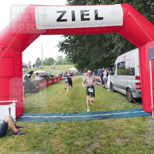 21.06.2025 - 27. Vierlanden-Triathlon MichiJ http://msf.ph/oto/8044872 15.06.2026 13:50:09 Ziel 1102, 1126, 1160 meine-sportfotos.de