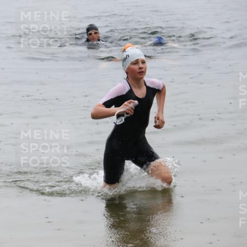 21.06.2025 - 27. Vierlanden-Triathlon Lena Gebhardt http://msf.ph/oto/8044873 15.06.2025 14:42:43 Schwimmen 1342 meine-sportfotos.de