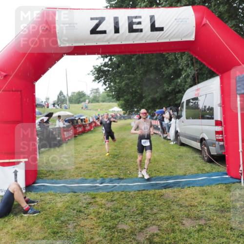 21.06.2025 - 27. Vierlanden-Triathlon MichiJ http://msf.ph/oto/8044874 15.06.2026 13:50:10 Ziel 1102, 1126, 1160 meine-sportfotos.de