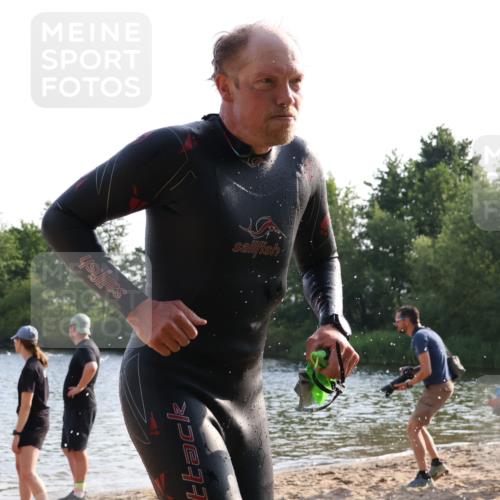 15.06.2025 - 27. Vierlanden-Triathlon Lena Gebhardt http://msf.ph/oto/8044875 15.06.2025 08:37:16 Schwimmen 187 meine-sportfotos.de