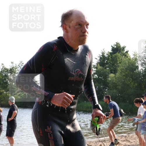 15.06.2025 - 27. Vierlanden-Triathlon Lena Gebhardt http://msf.ph/oto/8044879 15.06.2025 08:37:16 Schwimmen 187 meine-sportfotos.de