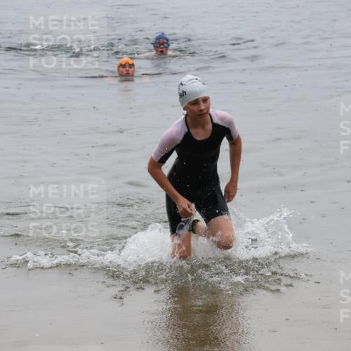 21.06.2025 - 27. Vierlanden-Triathlon Lena Gebhardt http://msf.ph/oto/8044881 15.06.2025 14:42:44 Schwimmen 1342 meine-sportfotos.de