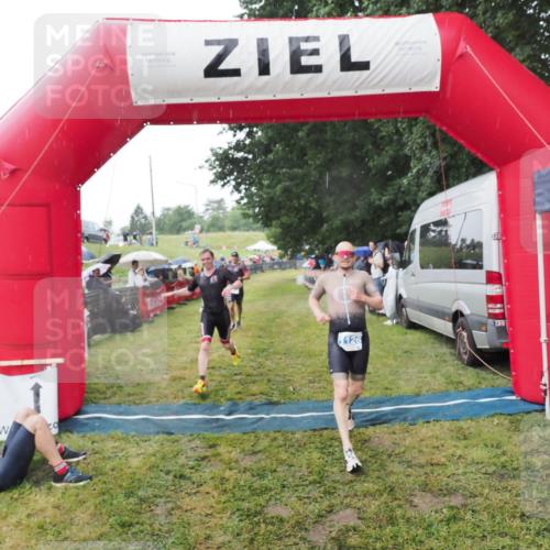 21.06.2025 - 27. Vierlanden-Triathlon MichiJ http://msf.ph/oto/8044882 15.06.2026 13:50:10 Ziel 1102, 1126, 1160 meine-sportfotos.de