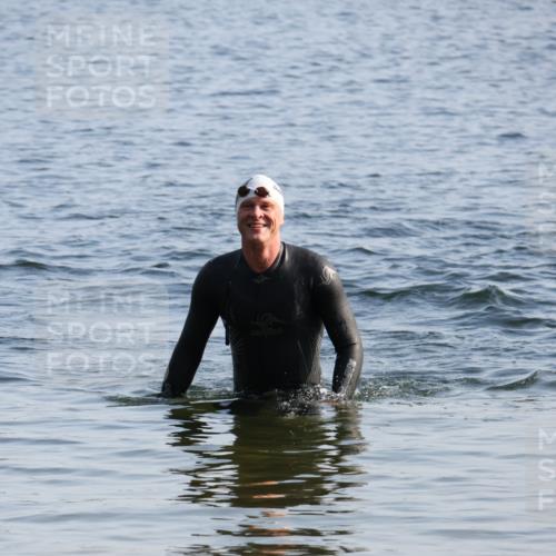 15.06.2025 - 27. Vierlanden-Triathlon Lena Gebhardt http://msf.ph/oto/8044883 15.06.2025 08:37:31 Schwimmen 9, 181 meine-sportfotos.de
