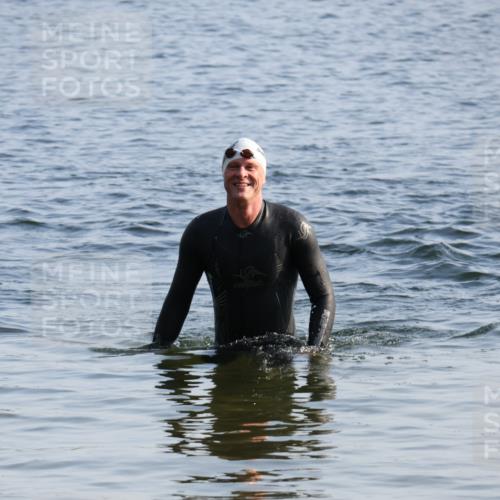 15.06.2025 - 27. Vierlanden-Triathlon Lena Gebhardt http://msf.ph/oto/8044886 15.06.2025 08:37:31 Schwimmen 9, 181 meine-sportfotos.de