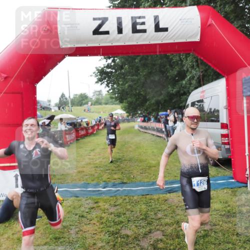 21.06.2025 - 27. Vierlanden-Triathlon MichiJ http://msf.ph/oto/8044893 15.06.2026 13:50:11 Ziel 1102, 1126, 1160 meine-sportfotos.de