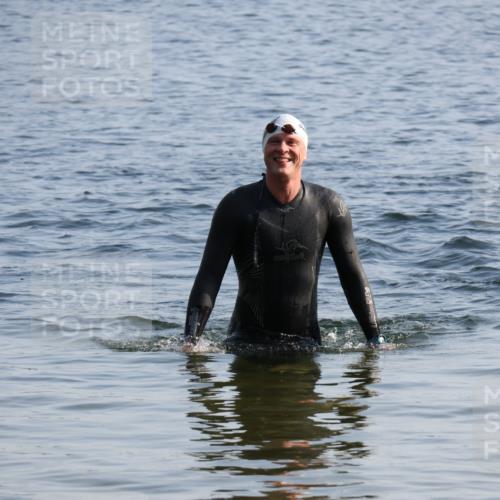 15.06.2025 - 27. Vierlanden-Triathlon Lena Gebhardt http://msf.ph/oto/8044894 15.06.2025 08:37:31 Schwimmen 9, 181 meine-sportfotos.de