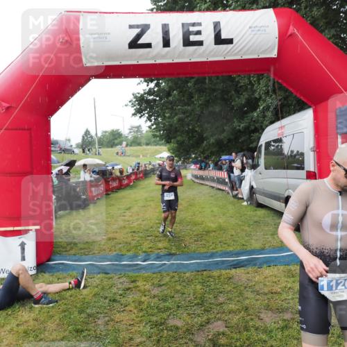 21.06.2025 - 27. Vierlanden-Triathlon MichiJ http://msf.ph/oto/8044898 15.06.2026 13:50:11 Ziel 1102, 1126, 1160 meine-sportfotos.de