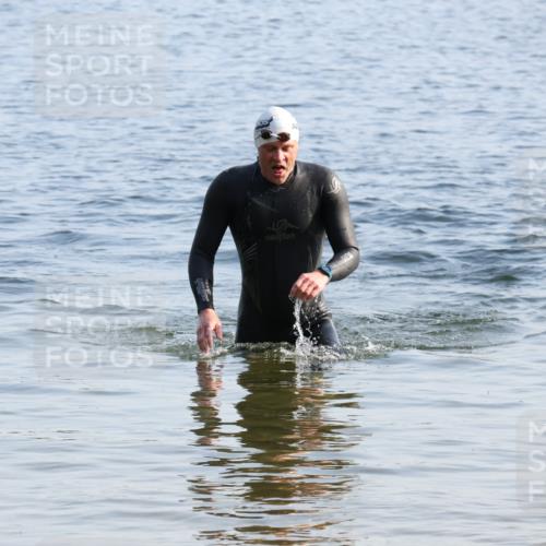 15.06.2025 - 27. Vierlanden-Triathlon Lena Gebhardt http://msf.ph/oto/8044901 15.06.2025 08:37:32 Schwimmen 9, 181 meine-sportfotos.de