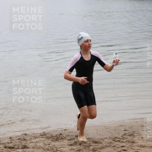 21.06.2025 - 27. Vierlanden-Triathlon Lena Gebhardt http://msf.ph/oto/8044903 15.06.2025 14:42:47 Schwimmen 1342 meine-sportfotos.de