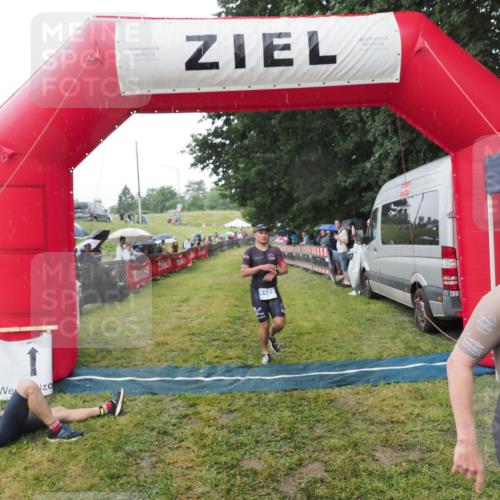 21.06.2025 - 27. Vierlanden-Triathlon MichiJ http://msf.ph/oto/8044904 15.06.2026 13:50:12 Ziel 1102, 1126, 1160 meine-sportfotos.de