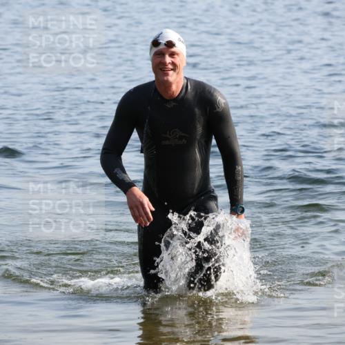 15.06.2025 - 27. Vierlanden-Triathlon Lena Gebhardt http://msf.ph/oto/8044908 15.06.2025 08:37:35 Schwimmen 9, 73, 180, 181 meine-sportfotos.de