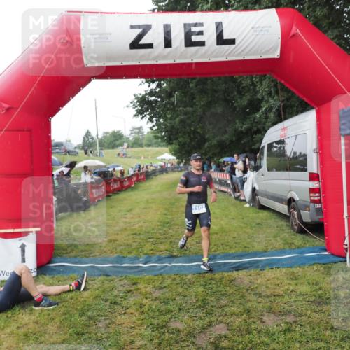 21.06.2025 - 27. Vierlanden-Triathlon MichiJ http://msf.ph/oto/8044909 15.06.2026 13:50:12 Ziel 1102, 1126, 1160 meine-sportfotos.de