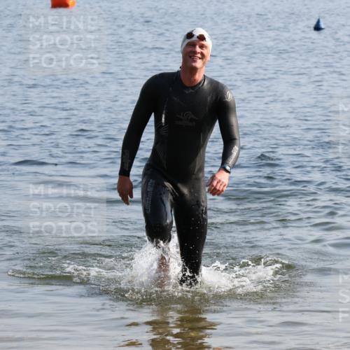 15.06.2025 - 27. Vierlanden-Triathlon Lena Gebhardt http://msf.ph/oto/8044912 15.06.2025 08:37:36 Schwimmen 9, 73, 180, 181 meine-sportfotos.de