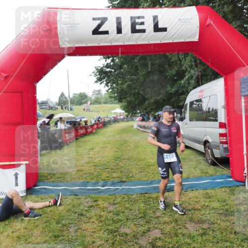 21.06.2025 - 27. Vierlanden-Triathlon MichiJ http://msf.ph/oto/8044919 15.06.2026 13:50:13 Ziel 1102, 1126, 1160 meine-sportfotos.de