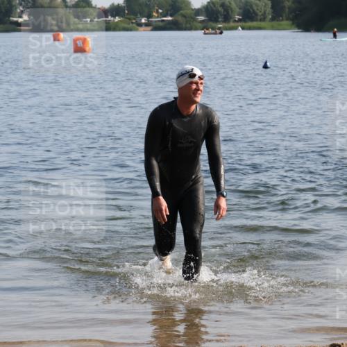 15.06.2025 - 27. Vierlanden-Triathlon Lena Gebhardt http://msf.ph/oto/8044920 15.06.2025 08:37:37 Schwimmen 9, 73, 180, 181 meine-sportfotos.de