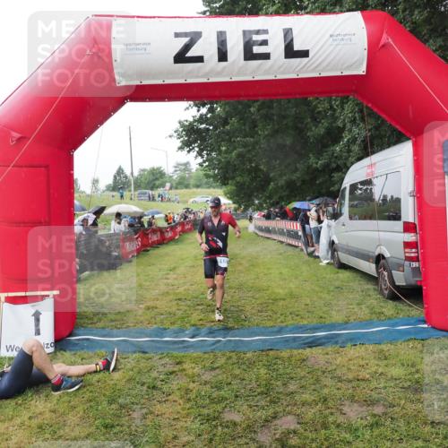 21.06.2025 - 27. Vierlanden-Triathlon MichiJ http://msf.ph/oto/8044923 15.06.2026 13:50:33 Ziel 123, 1157 meine-sportfotos.de