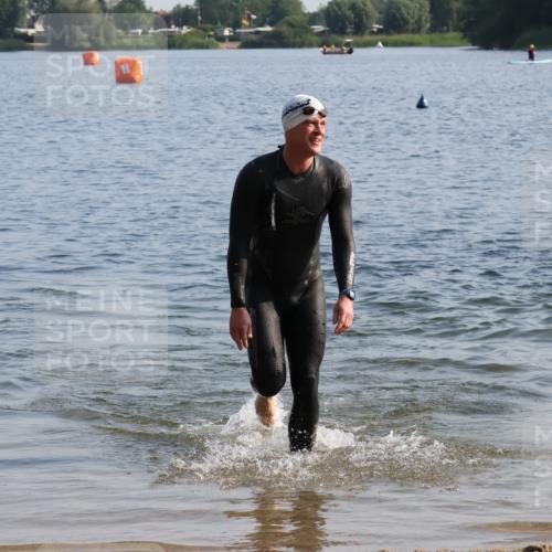 15.06.2025 - 27. Vierlanden-Triathlon Lena Gebhardt http://msf.ph/oto/8044924 15.06.2025 08:37:37 Schwimmen 9, 73, 180, 181 meine-sportfotos.de