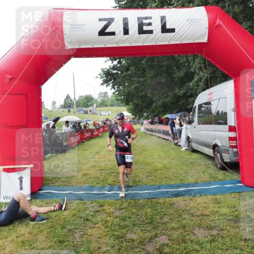 21.06.2025 - 27. Vierlanden-Triathlon MichiJ http://msf.ph/oto/8044930 15.06.2026 13:50:33 Ziel 123, 1157 meine-sportfotos.de