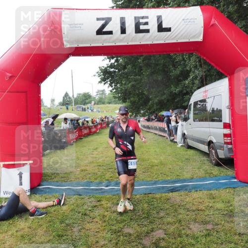 21.06.2025 - 27. Vierlanden-Triathlon MichiJ http://msf.ph/oto/8044938 15.06.2026 13:50:33 Ziel 123, 1157 meine-sportfotos.de