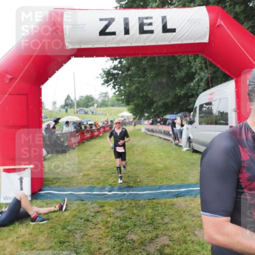 21.06.2025 - 27. Vierlanden-Triathlon MichiJ http://msf.ph/oto/8044943 15.06.2026 13:50:35 Ziel 123, 933, 1157 meine-sportfotos.de