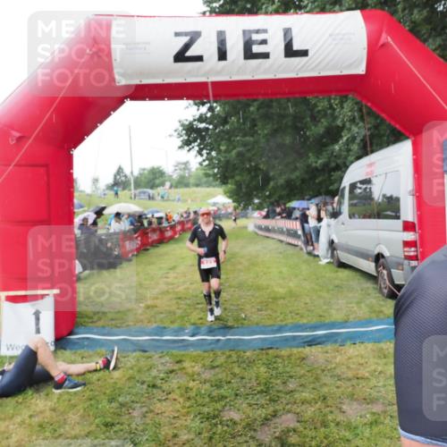 21.06.2025 - 27. Vierlanden-Triathlon MichiJ http://msf.ph/oto/8044945 15.06.2026 13:50:35 Ziel 123, 933, 1157 meine-sportfotos.de