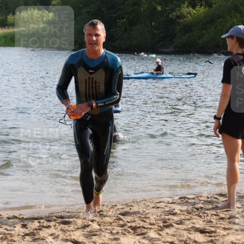 15.06.2025 - 27. Vierlanden-Triathlon Lena Gebhardt http://msf.ph/oto/8044950 15.06.2025 08:37:41 Schwimmen 9, 73, 171, 180, 181 meine-sportfotos.de