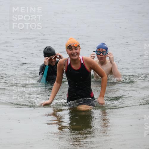 21.06.2025 - 27. Vierlanden-Triathlon Lena Gebhardt http://msf.ph/oto/8044952 15.06.2025 14:42:55 Schwimmen 1319, 1342, 1344 meine-sportfotos.de