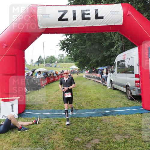 21.06.2025 - 27. Vierlanden-Triathlon MichiJ http://msf.ph/oto/8044955 15.06.2026 13:50:36 Ziel 123, 933, 1157 meine-sportfotos.de
