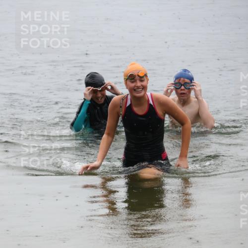 21.06.2025 - 27. Vierlanden-Triathlon Lena Gebhardt http://msf.ph/oto/8044956 15.06.2025 14:42:55 Schwimmen 1319, 1342, 1344 meine-sportfotos.de