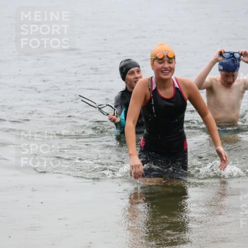 21.06.2025 - 27. Vierlanden-Triathlon Lena Gebhardt http://msf.ph/oto/8044959 15.06.2025 14:42:56 Schwimmen 1319, 1342, 1344 meine-sportfotos.de