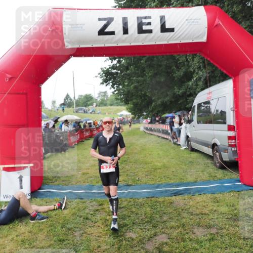 21.06.2025 - 27. Vierlanden-Triathlon MichiJ http://msf.ph/oto/8044962 15.06.2026 13:50:36 Ziel 123, 933, 1157 meine-sportfotos.de