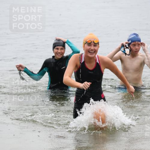 21.06.2025 - 27. Vierlanden-Triathlon Lena Gebhardt http://msf.ph/oto/8044967 15.06.2025 14:42:57 Schwimmen 1319, 1342, 1344 meine-sportfotos.de