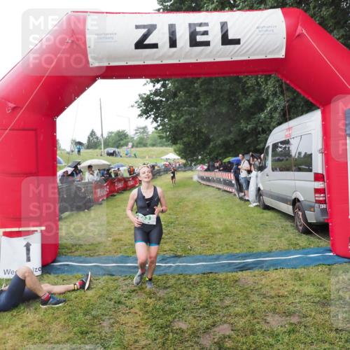 21.06.2025 - 27. Vierlanden-Triathlon MichiJ http://msf.ph/oto/8044968 15.06.2026 13:50:39 Ziel 123, 933, 1157 meine-sportfotos.de