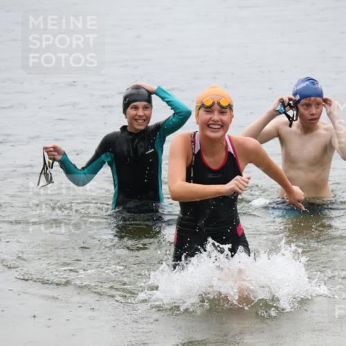 21.06.2025 - 27. Vierlanden-Triathlon Lena Gebhardt http://msf.ph/oto/8044971 15.06.2025 14:42:57 Schwimmen 1319, 1342, 1344 meine-sportfotos.de