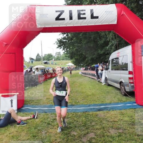21.06.2025 - 27. Vierlanden-Triathlon MichiJ http://msf.ph/oto/8044974 15.06.2026 13:50:39 Ziel 123, 933, 1157 meine-sportfotos.de