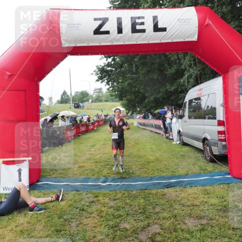 21.06.2025 - 27. Vierlanden-Triathlon MichiJ http://msf.ph/oto/8044978 15.06.2026 13:50:44 Ziel 933, 1101 meine-sportfotos.de