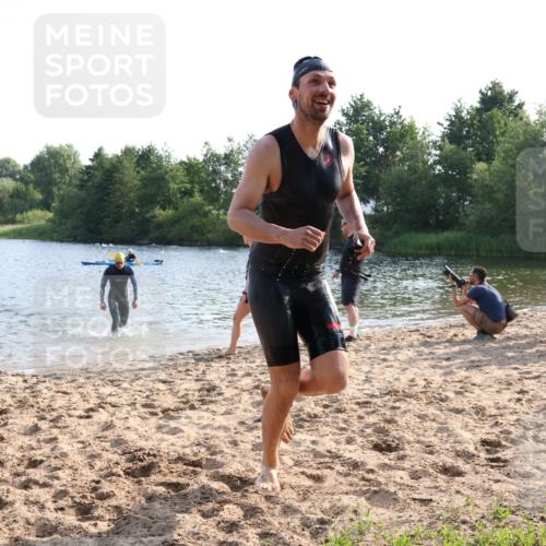 15.06.2025 - 27. Vierlanden-Triathlon Lena Gebhardt http://msf.ph/oto/8044980 15.06.2025 08:37:45 Schwimmen 73, 171, 180, 181 meine-sportfotos.de