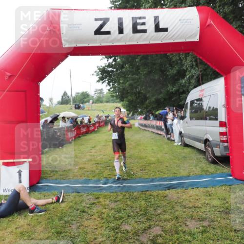 21.06.2025 - 27. Vierlanden-Triathlon MichiJ http://msf.ph/oto/8044981 15.06.2026 13:50:44 Ziel 933, 1101 meine-sportfotos.de