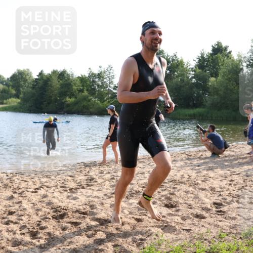 15.06.2025 - 27. Vierlanden-Triathlon Lena Gebhardt http://msf.ph/oto/8044984 15.06.2025 08:37:45 Schwimmen 73, 171, 180, 181 meine-sportfotos.de