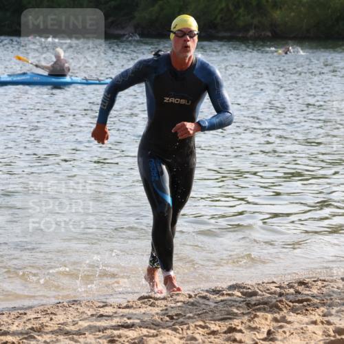 15.06.2025 - 27. Vierlanden-Triathlon Lena Gebhardt http://msf.ph/oto/8044988 15.06.2025 08:37:47 Schwimmen 73, 171, 180, 181 meine-sportfotos.de