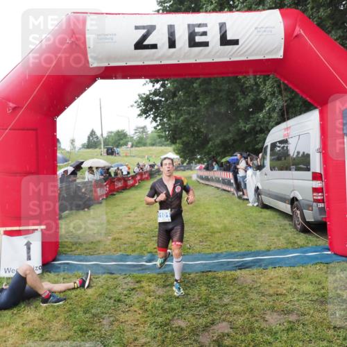 21.06.2025 - 27. Vierlanden-Triathlon MichiJ http://msf.ph/oto/8044989 15.06.2026 13:50:44 Ziel 933, 1101 meine-sportfotos.de