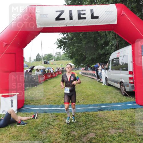 21.06.2025 - 27. Vierlanden-Triathlon MichiJ http://msf.ph/oto/8044991 15.06.2026 13:50:44 Ziel 933, 1101 meine-sportfotos.de