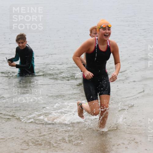 21.06.2025 - 27. Vierlanden-Triathlon Lena Gebhardt http://msf.ph/oto/8044994 15.06.2025 14:42:59 Schwimmen 1319, 1342, 1344, 1351 meine-sportfotos.de