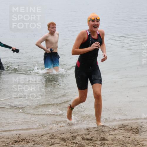 21.06.2025 - 27. Vierlanden-Triathlon Lena Gebhardt http://msf.ph/oto/8044998 15.06.2025 14:43:00 Schwimmen 1319, 1344, 1351 meine-sportfotos.de
